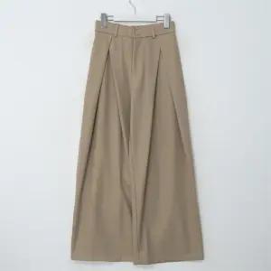 남자 봄하객룩 핀턱 커브드 와이드핏 뒷밴딩 슬랙스