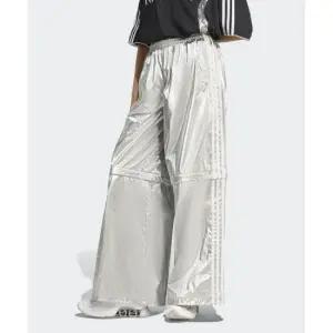 아디다스 ADILENIUM 4 팀가이스트 오버사이즈 트랙 팬츠 - 실버 KE9785 249965