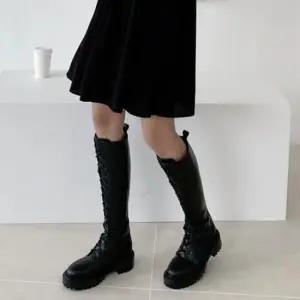 청키솔 레이스업 디테일 여성 롱 워커부츠 5FWY