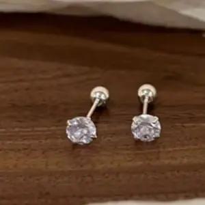 기본 큐빅 귀걸이 나사체결 스크류 타입 귓볼 장식 귀걸이