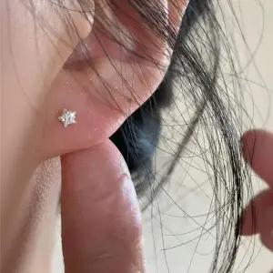 벚꽃 큐빅 귀걸이 봄꽃 디자인 반짝 포인트 연출 귓바퀴피어싱