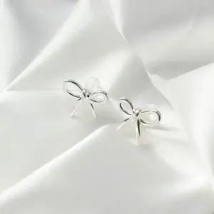 925 실버침 귀걸이 리본 장식 여성용 로맨틱 시크 스타일 실버