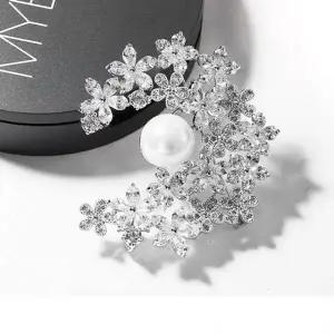 반달 모양 핵진주 펜던트 겸용 지르코니아 큐빅 브로치 목걸이