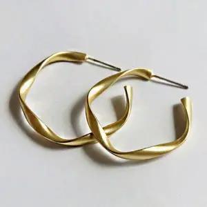 여성용 골드 물결 무늬 링 귀걸이 큐빅 장식 하트 보석 데일리 심플