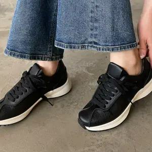 여자 블랙 아이보리 키높이 논슬립 가죽 운동화