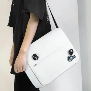 포인트 메신저백 캐주얼 뱃지 가방 아이보리 학생백