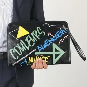 남성 그래피티 손에드는 가방 맨스백 프린팅 클러치백