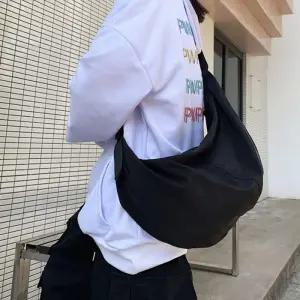 숄더백 학생크로스백 크로스백 슬링백 메신저백 빅반달크로스백 반달백 데일리가방 크