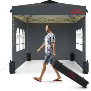 10x10 사이드월이 있는 팝업 캐노피 이지업 텐트 파티용 헤비 듀티 한 사람이 이벤트 텐트를 설치하고