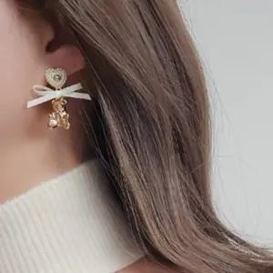 [신상오픈런]여성 귀여운 곰표현 큐빅 리본 장식 패션 귀걸이 (33138415)