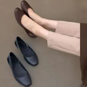 [신상오픈런]여성 둥근코 고무 트임 단화 블랙 브라운 (33434870)