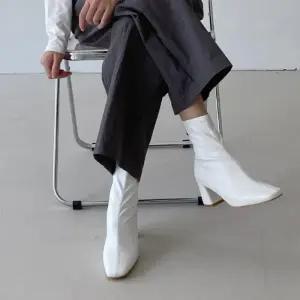 [신상오픈런]흰색부츠 하이힐 스판 페이크레더 구두 삭스부티 앵클 (29504966)