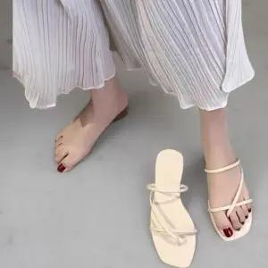 [신상오픈런]여성 단색 크로스 스트랩 사각코 저녁 슬리퍼 (40724496)