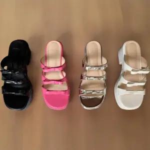 [신상오픈런]여성 반짝이 리본 스트랩 스퀘어 토 통굽 높이 조절 샌들 (34221360)