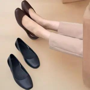 [신상오픈런]여성용 간결한 PVC 경량 블랙 브라운 구두 단화 (34192037)