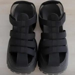 [신상오픈런]여성 단색 미끄럼 방지 스트랩 블랙 샌들 (34221784)