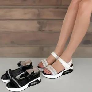 [신상오픈런]여성용 블랙과 화이트 큐빅 장식 스트랩 샌들 (34220163)