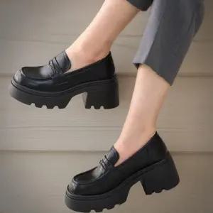 [신상오픈런]여성용 통굽 블랙 가죽 로퍼 신발 (34200392)