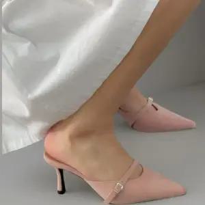 [신상오픈런]여성 미들힐 뮬 구두 원스트랩 버클 포인트힐 (33435092)