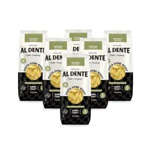 알 덴테 갈릭 허브 파파델 ？ 천연 수제 달걀 파스타. 케이지 프리 달걀과 세몰리나로 만든 전통 파스타 면.