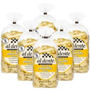 알 덴테 파파르델 - 천연 수제 달걀 파스타. 맛있고 다재다능한 케이지 프리 달걀과 세몰리나로 만든 전통