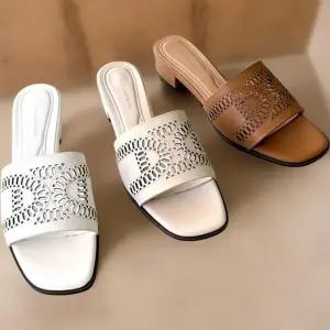 [신상오픈런]여성 통굽 뮬 샌들 로우힐 트임 사각코 펀칭 디자인 (34705678)