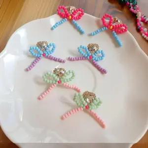 [신상오픈런]20대 여성용 블링 큐빅 리본 장식 스터드 귀걸이 (33138411)