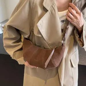 [라일리] Rly BS 모던 하프문 스웨이드 겨울 가을 숄더백 S