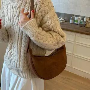 [라일리] Rly BS 빈티지 하프문 스웨이드 미니 숄더 크로스백