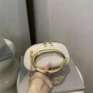 천진반 여자 메탈 크로스백 원형 슬림핏 클러치 케이스 미니백 숄더 체인 디너 데일리룩 가방 KUK5