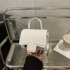 천진반 여친 데일리룩 가방 미니백 트렌디 스톤 립스틱 체인 숄더 겸 크로스백 KUK5