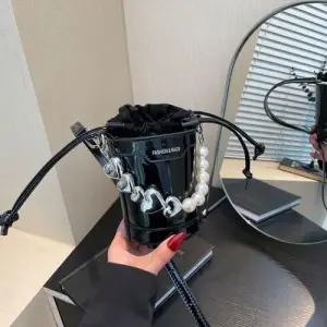 천진반 미니 여성 토트백 숄더 크로스백 스타일리쉬하고 체인 미니백 가방 데일리룩 진주 겸 미니멀 개성있