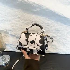 천진반 여친 미니 데일리룩 가방 미니백 크로스백녀 프린트 스퀘어백에 토트백 KUK5