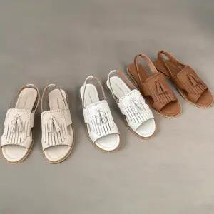 [신상오픈런]여성용 무지 디자인 슬링백 샌들 탄탄한 가죽 태슬 장식 (34705792)