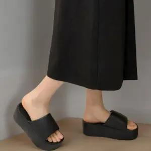 [신상오픈런]여성용 플랫폼 통굽 블랙 PVC 실내 슬리퍼 (34260204)