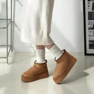 [신상오픈런]여성용 겨울 퍼안감 스웨이드 키높이 플랫폼 짧은 부츠 (42240780)