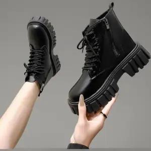 [신상오픈런]여성 하이탑 워커 검정 청키 아웃솔 사이드지퍼 신발 (42240762)