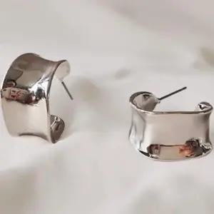 [신상오픈런]여성용 18K 골드 스터드 메탈 귀걸이 패션 액세서리 (41033732)