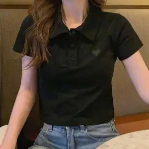 여자 귀여운 하트 패치 짧은 크롭 카라 반팔 티셔츠 여성 U넥 라운드 반팔티 이너 여름