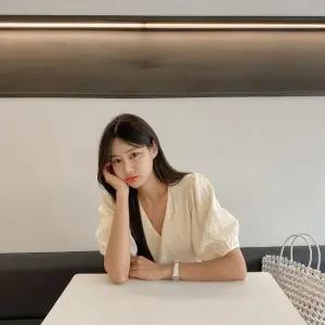 [시크릿라벨] [어좁추천/하객룩] 자가드 퍼프 반팔 블라우스