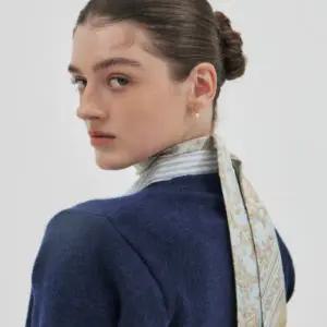 [헤지스](광주신세계)[25SS]Toile de Jouy 블루 쁘띠 실크 스카프 HISC5E352B1