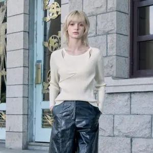 [롯데백화점]쥬시쥬디 홀터넥 꼬임 니트 풀오버 JYKT621E