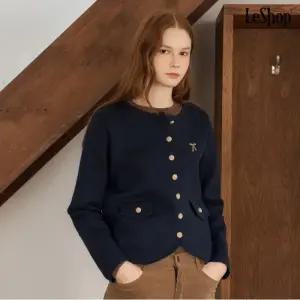 리본 자수 라운드 니트 가디건 (DP3CK024A)