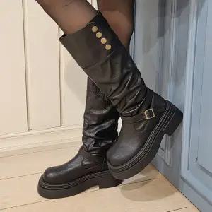 [디아슈즈]베츠 버튼 셔링 주름 벨트 키높이 미들 부츠 7cm