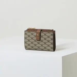 [헤지스](센텀시티점)[HAZZYS ACC] 브라운 로고패턴 가죽 중지갑 HIWA4F884W2