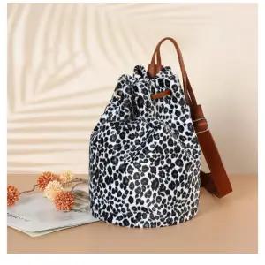 올리비아팝 레오파드 디자인 호피 슬링버킷백 미니백 여자숄더백 여성숄더백 활용도높은 여성가방 여성잡화