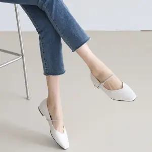 리본플랫 큐빅장식 발등 스트랩 브이컷 절개라인 로우 플랫슈즈