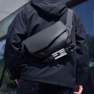 남성용 블랙 하드쉘 크로스 슬링백 여행용 힙색 가방