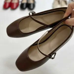 데일리컬러 라운드절개스티치 버클스트랩 플랫슈즈 mNg9+3ToV