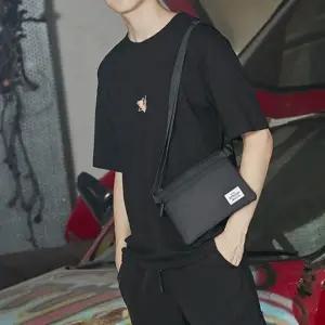 (색상 색상/블랙)미니멀한 스타일링 직사각형 파우치형 남성 크로스백